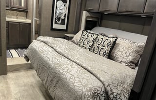 2022 Thor Motor Coach Venetian A40