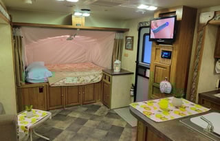 Great Family Getaway w/ 2 Slide Outs(Hybrid)