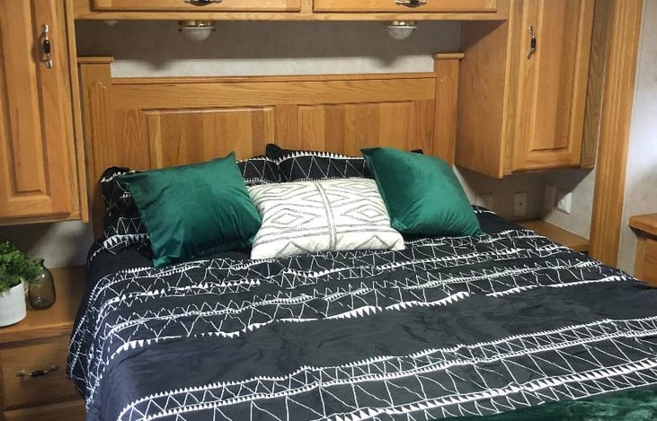 Overhead cabinets and Lites for reading.