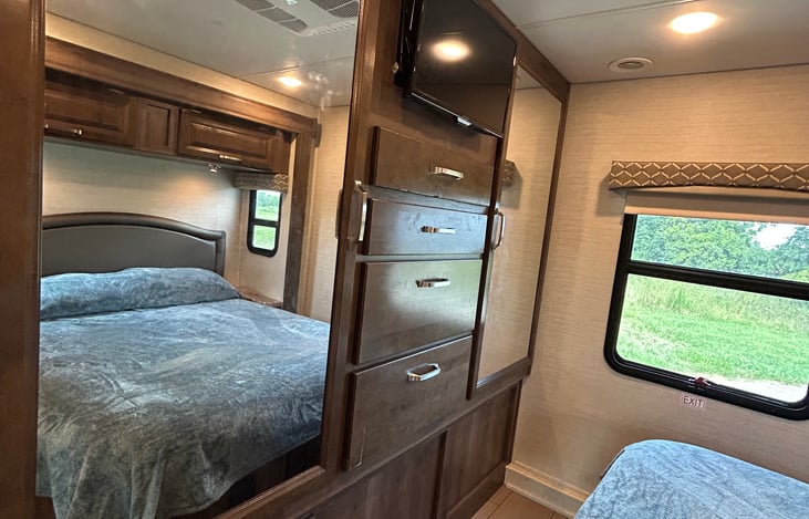 Back Bedroom - Closets & Drawers