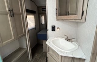 2021 Alpha Wolf 26RL-L DELIVERY ONLY!!!Glamping!!!