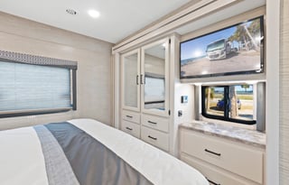 Thor ACE RV: Bunk Beds, Pet-Friendly, Loaded