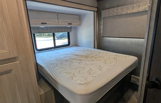 Starlink Keurig onboard. Spacious & Cozy Sleep 6