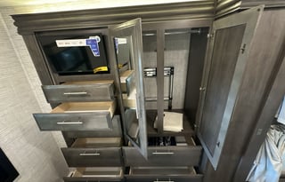 The Cowtown Coach! - AutoLevel, 2 A/Cs, Bunk Model