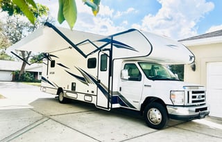 T2020 CONVENIENT & EASY TO DRIVE WINNEBAGO CLASS C