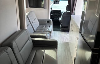 2023 Renegade Vienna 25VRML, Mercedes 3500 Chassis