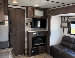 Dutchmen RV Coleman Light LX 1605FB