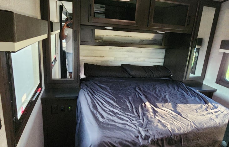 Bedroom w/Camper Queen mattress
