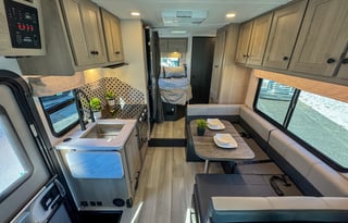 S15 Luxury Class C - Small - No Slide Outs