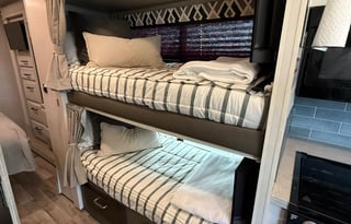 2022 Entegra Odyssey 31F–Sleeps 10, Wifi, Loaded