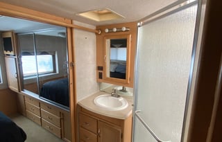 2005 Dolphin Motor Coach Dolphin A