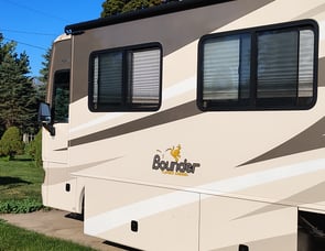 Fleetwood RV Bounder 38P