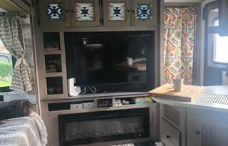 Winter Glamping? 38ft Travel Trailer w/ Arctic Pkg