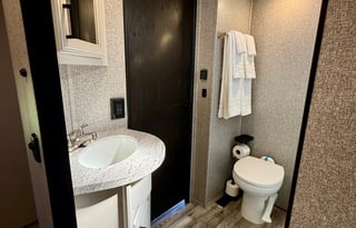 Luxury 5th Wheel Bunkhouse, Sleeps 10 + 1.5 Baths