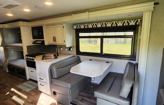 Sleeps 8 with Queen, Bunkbeds, Shower, Kitchen+