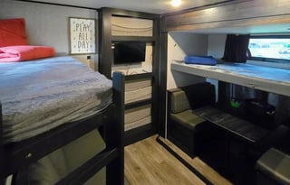 The Easy Living Retreat | Spacious RV + 1.5 Bath