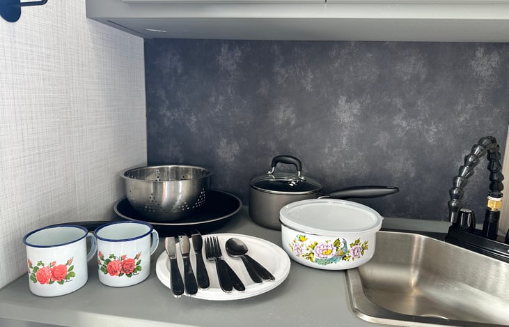 Kitchenware included