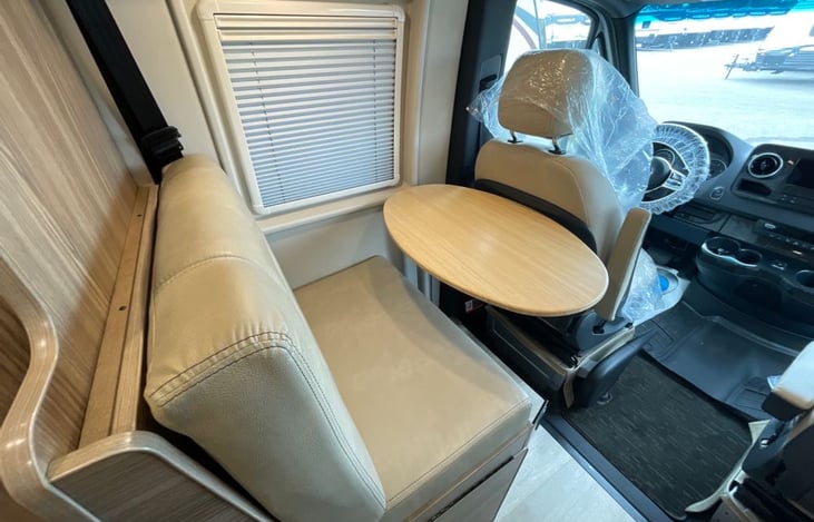 Dinette (seat swivels around)