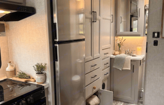 C22 Luxury Thor Motor Coach Quantum GR22