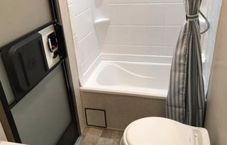 2021 Della Terra 27' sleeps 8 w King Bed