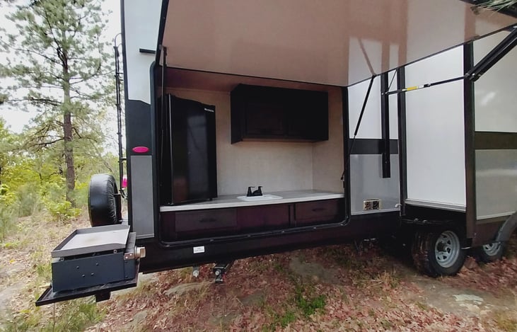 Outdoor kitchen with flat grill.
