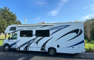 Very clean fully loaded 2020 Chateau 28E