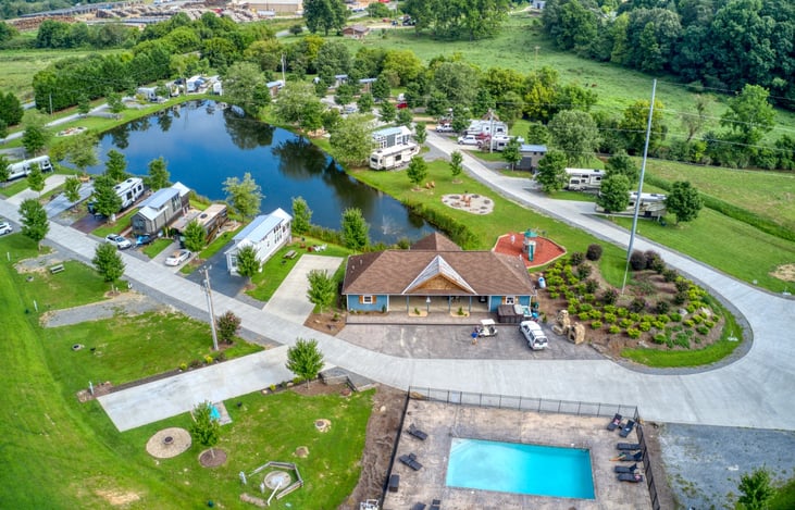 Located in the Waterside at Blue Ridge RV resort, minutes away from Lake Blue Ridge and downtown Blue Ridge, Flamingo Ridge offers a brand new 2022 Basecamp 20X - Airstream's best selling RV!