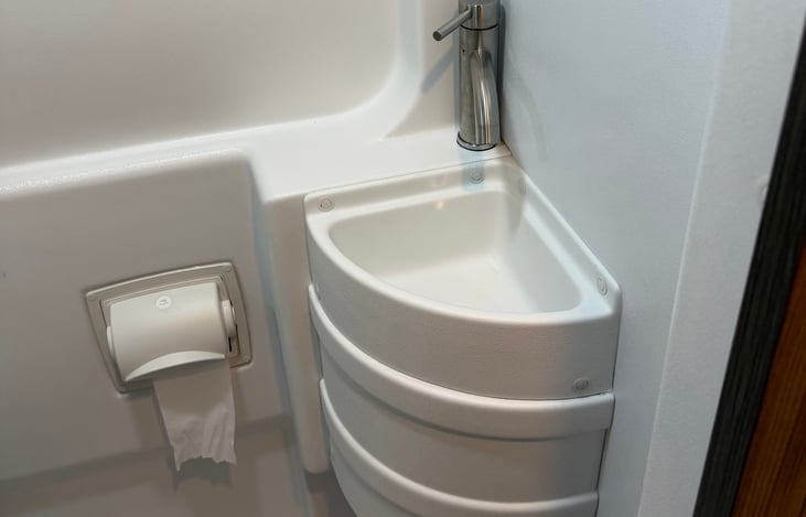 sink inside of wet bath