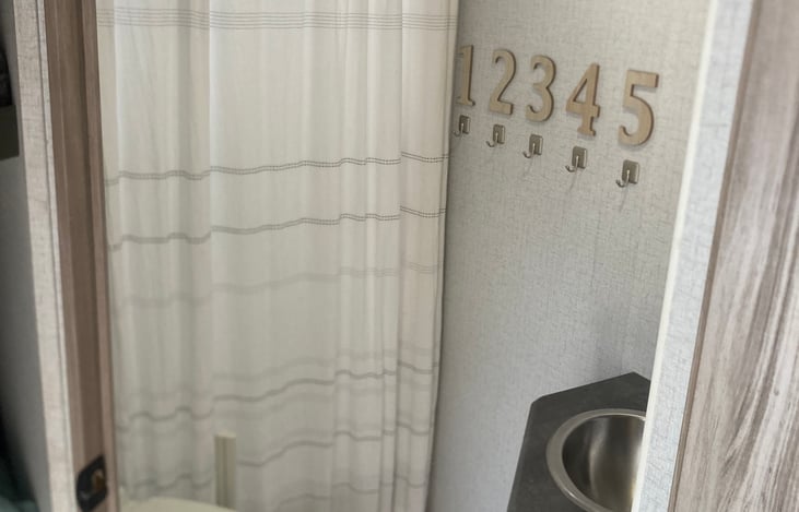 Bathroom with good size shower (I'm 6'5").