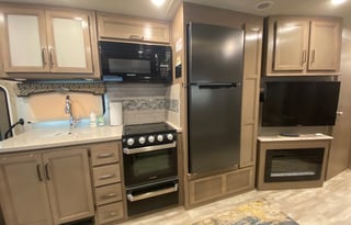 2021 Thor Hurricane 36' 1 1/2 baths