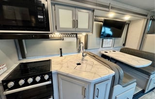 Luxury Bunkhouse Sleeps 10 Solar Wifi 2 A/C + More