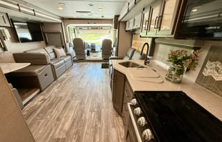 Thor Hurricane 34R ***King Bed & Washer/Dryer***