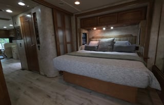 Winnebago:King Bed • FREE WiFi • Solar