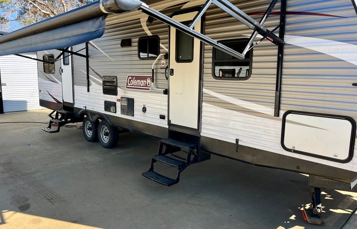 Picture of the yard side. This is taken while RV is in storage. I just opened it up to take pictures. Canopy is at its lowest setting.