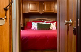 Lucy - Luxury RV for Your Stay in Camp Sherman