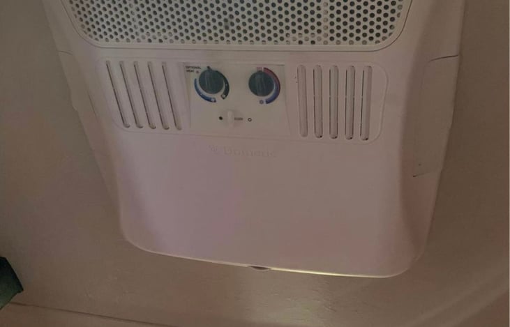 Roof air conditioning unit. Super easy to operate - plug in the camper and then just use the dials to pick your preferred temp!