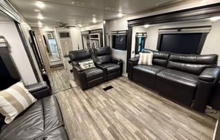 Keystone Alpine 3700FL ***1.5 bath and King Bed***