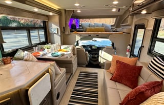 ‘Endeavor’ Loaded with Amenities + Sleeps 10!