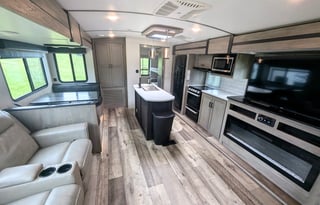 Outback | Large & Luxurious w/ Bunkhouse Sleeps 10