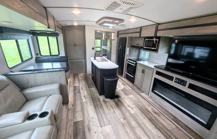 Spacious galley and fully-equipped kitchen. Plenty of room for everyone. Private bunkhouse and private bedroom on opposite ends. Pop-up TV to keep everyone entertained. Ample storage.