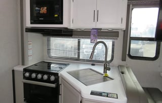 Thor Quantum 28' rear bedroom