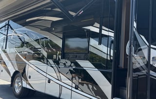 Maximus 2021 - Jayco Seneca 37L Super C w/ Solar