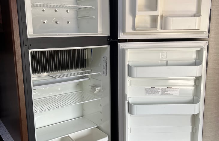 Refrigerator/Freezer (120V or propane)
