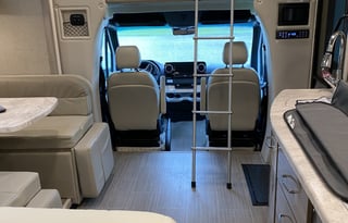 2021 THOR MERCEDES SPRINTER + PETS