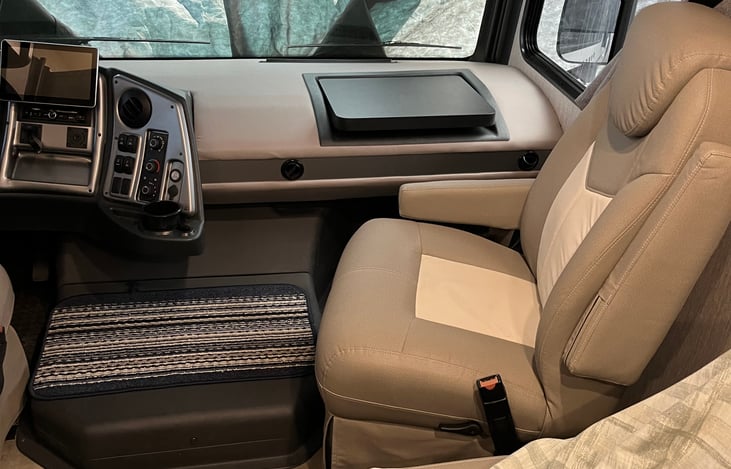 Both drivers and passenger seats swivel towards living area