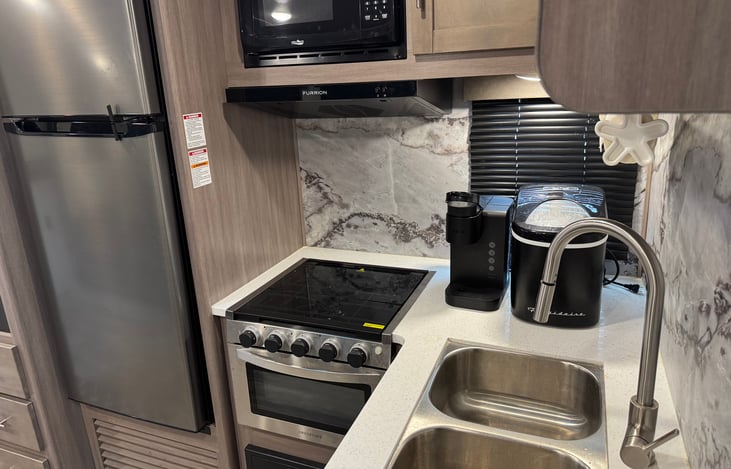 Single serve Keurig and Ice Machine are on the counter.