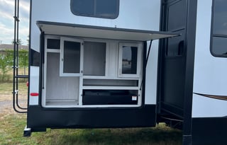 **Campy the SUPER COOL pet friendly 5th Wheel**