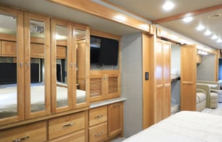Beautiful luxury RV is Kid and Pet friendly!