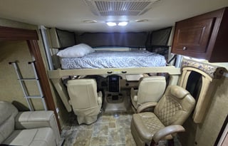 2014 Thor Motor Coach Miramar 32 1