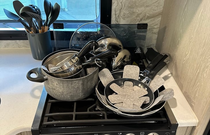 3 frying pans, 2 small pots &  1 large stock pot with lids. All the kitchen cooking utensils you need too